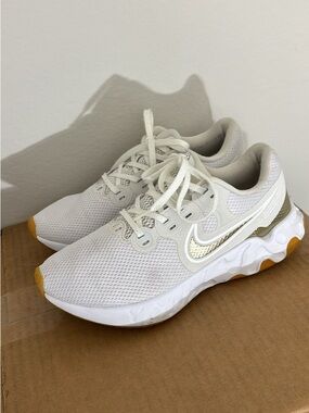 Nike Renew Ride 2
Platinum Tint Metallic Gold Star (Women's) SIZE 9